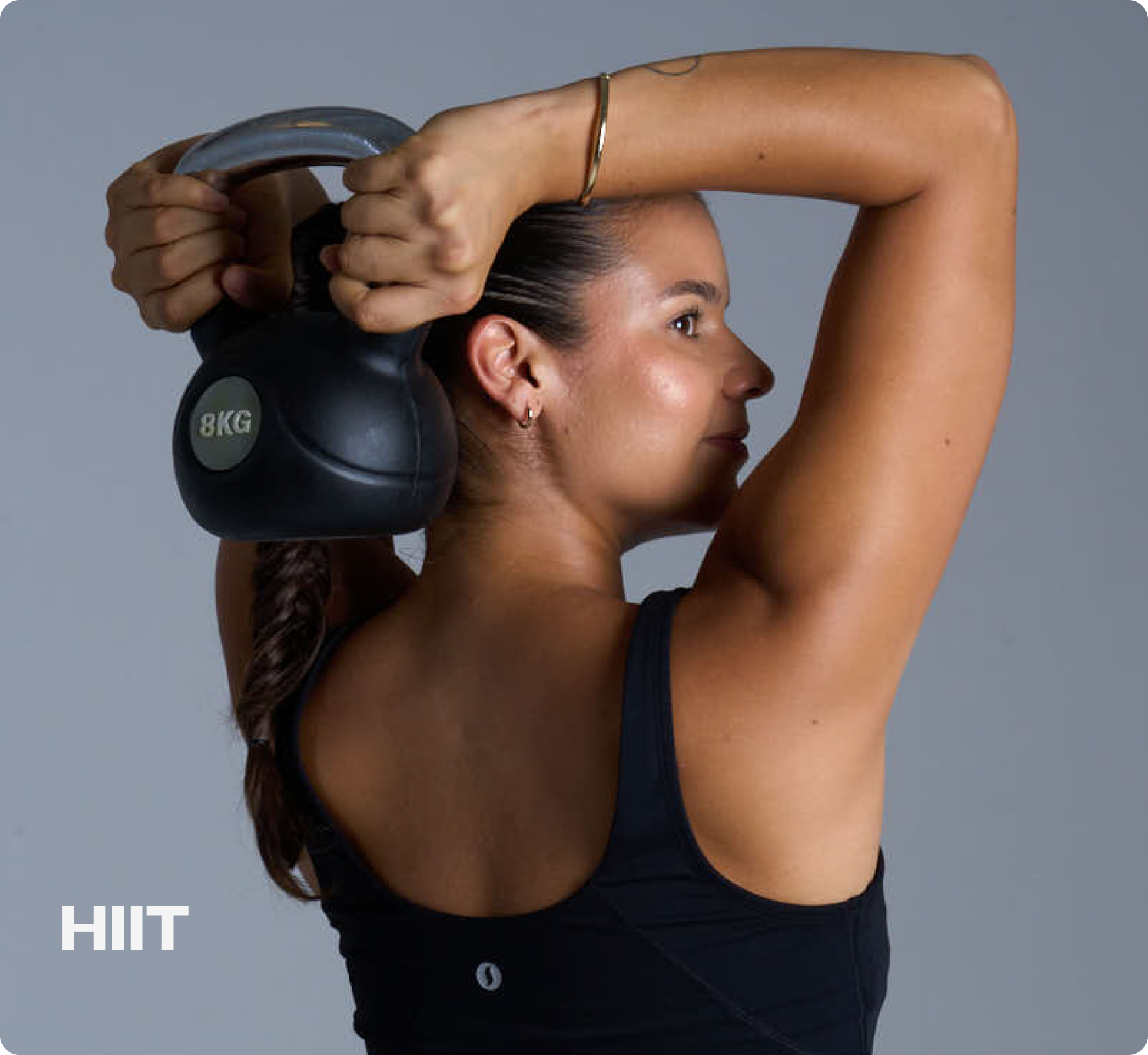 Persona entrenando hiit con kettlebell.
