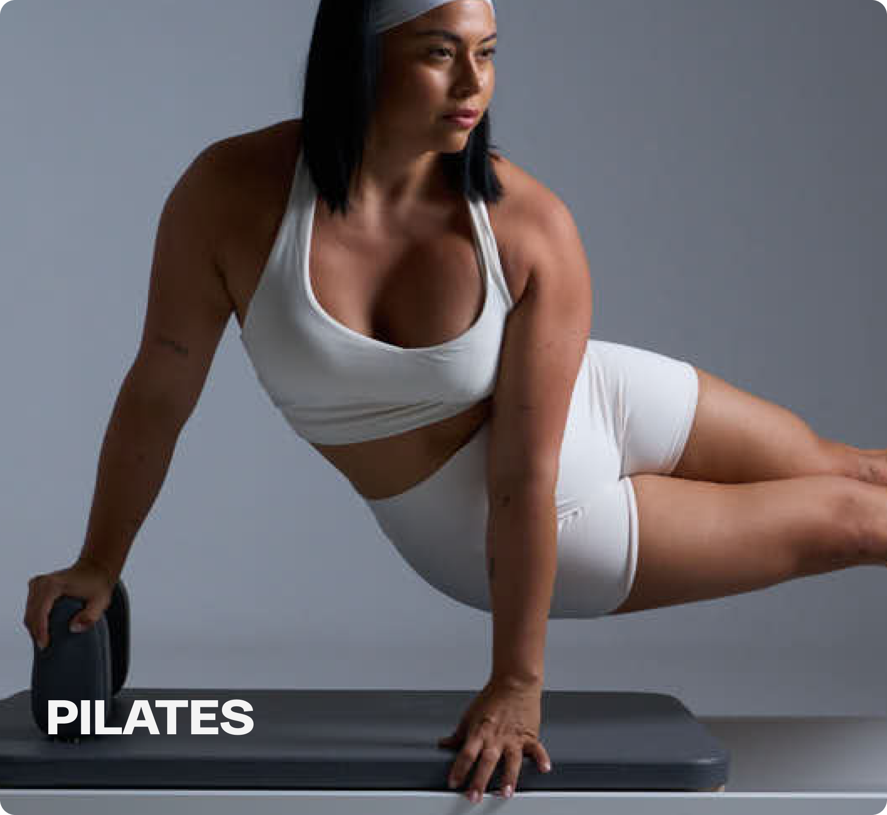 Persona haciendo pilates en un reformer.