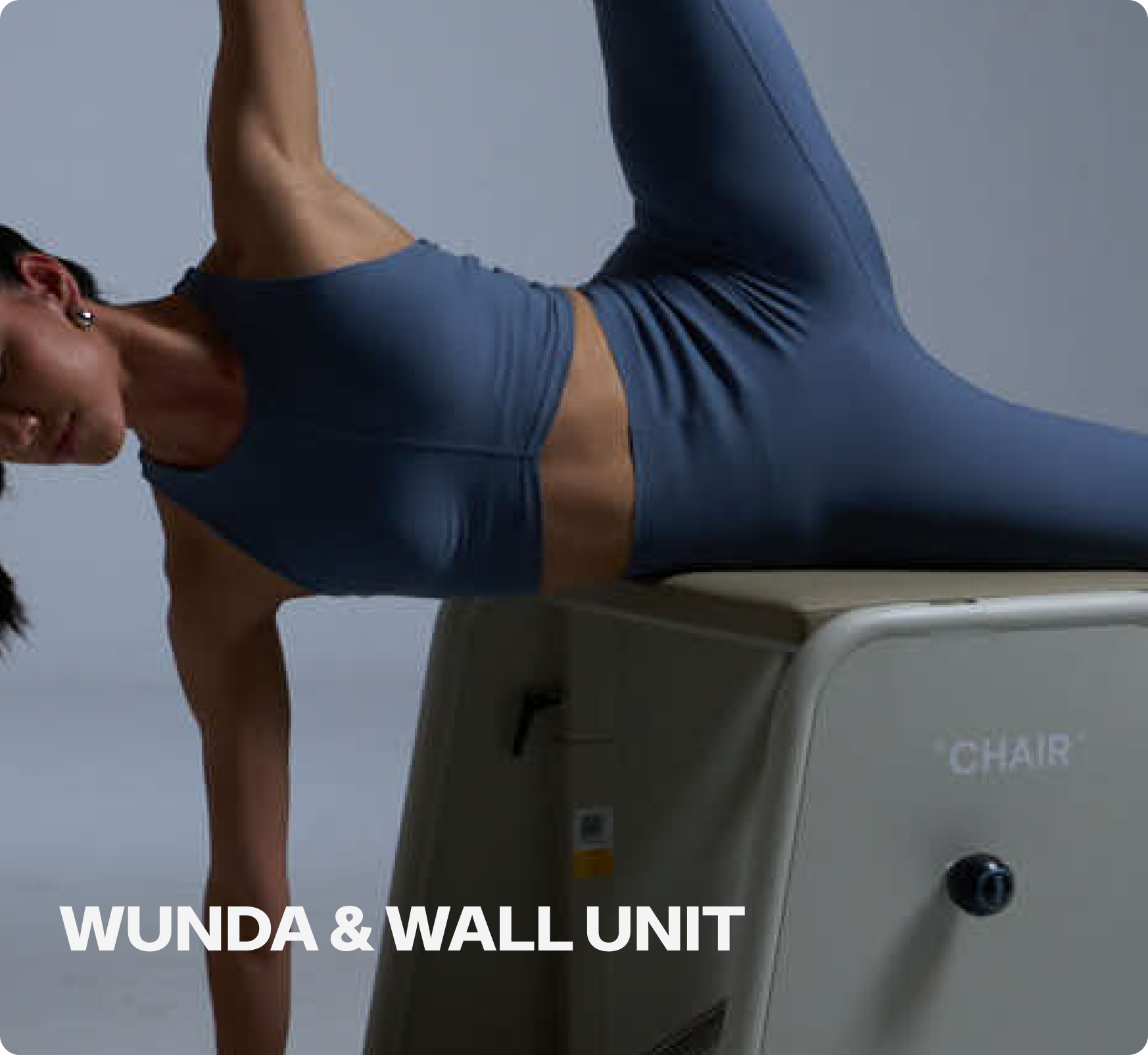 Persona entrenando en wunda y wall unit.