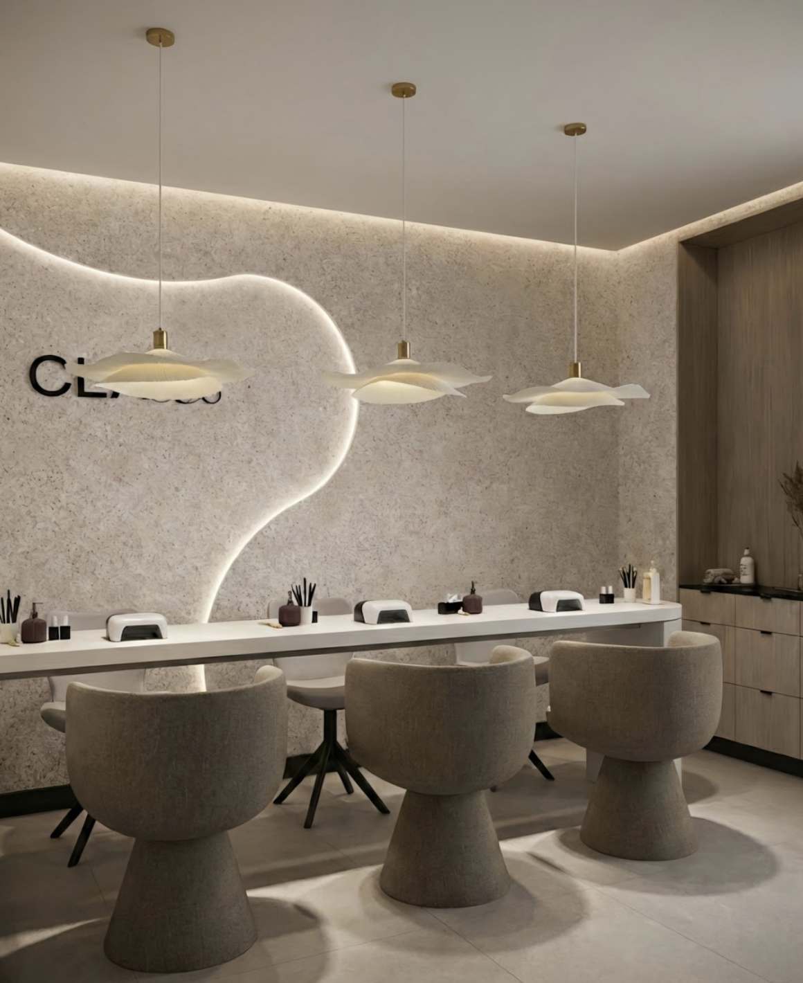 Espacio de manicure con sillas y mesa de atención.