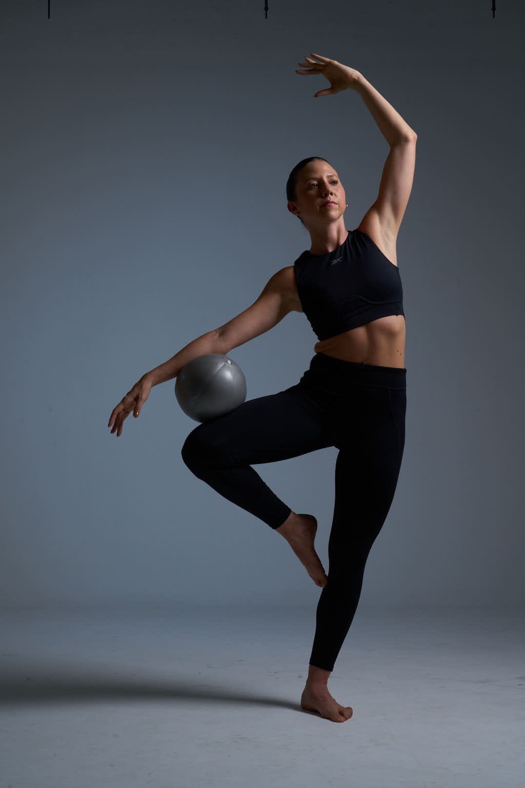 Persona entrenando barre con pelota.