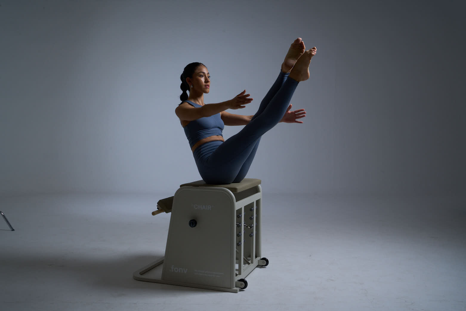 Persona entrenando sobre una silla wunda.